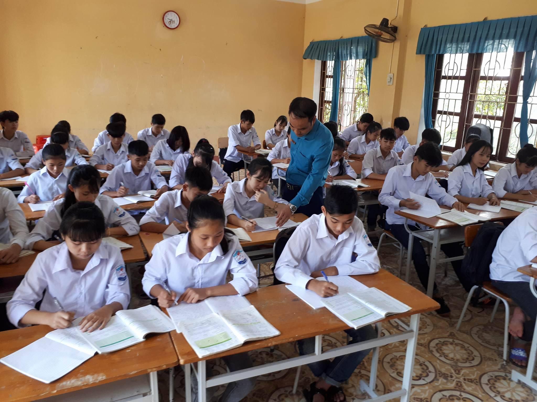 Mái trường ba mươi năm nở hoa